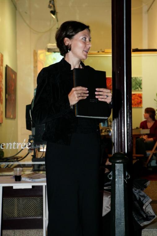 Lucie Svobodov� s knihou